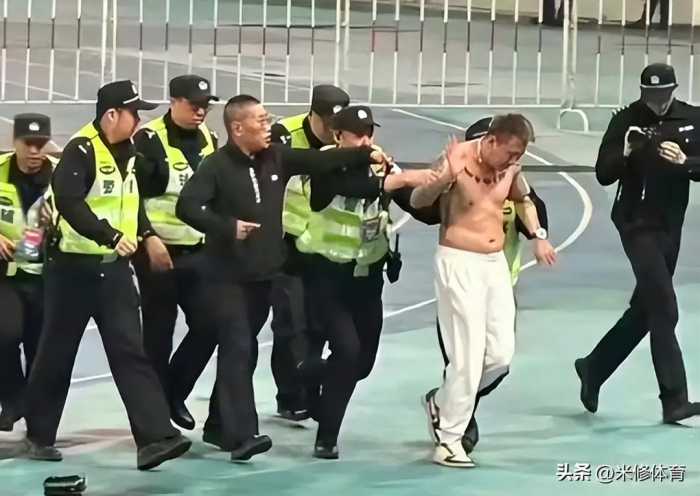 武磊进球，知名球员赤膊跳下看台，冲进场内，被多位警察带走